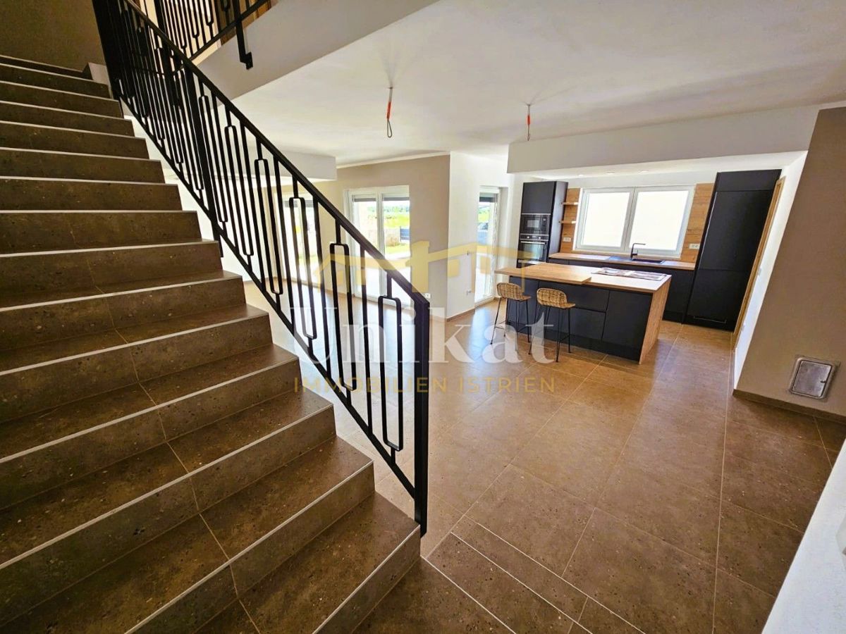 Novogradnja: hiša s 3 spalnicami in bazenom - pogled na morje